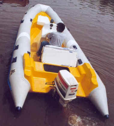 Case-seat trimmed by the rear and rear gangways MOON 560 SPORT Rubber Rigid Hull Inflatable Boats RIB Lunamar Shipyards