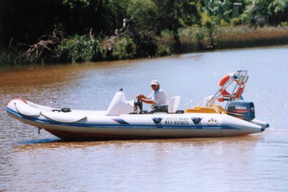 FLOATING. MOON 560 Sport semi rigid inflatable boat with a 40 hp 