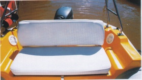 asiento butacon triple en popa con tapizado y respaldo plegable con amplio lugar de guarda, arco radar de inoxidable 